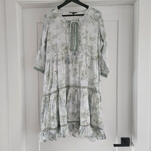 Chic Long Sleeve Floral Dress in Green and White